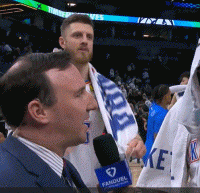 暖心? 哈滕赛后给卡鲁索头顶擦汗