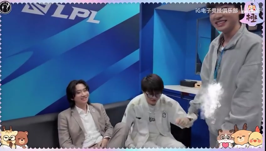 探班时间到！出现在iG后台和Meiko打闹的Ming