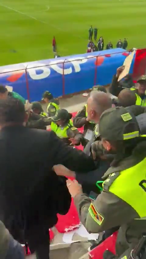 火气大！对阵乌拉圭赛后，玻利维亚足协主席与球迷发生冲突