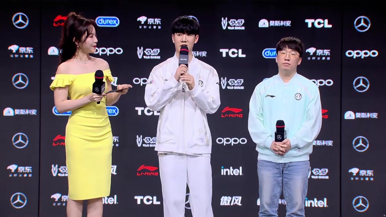 赛后采访中：Theshy少见自己使用中文回答 翻译在边上人蒙了?