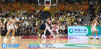 顶防莫兰德时被撞到胸口!薛思佳:王哲林赛后第一时间去医院检查