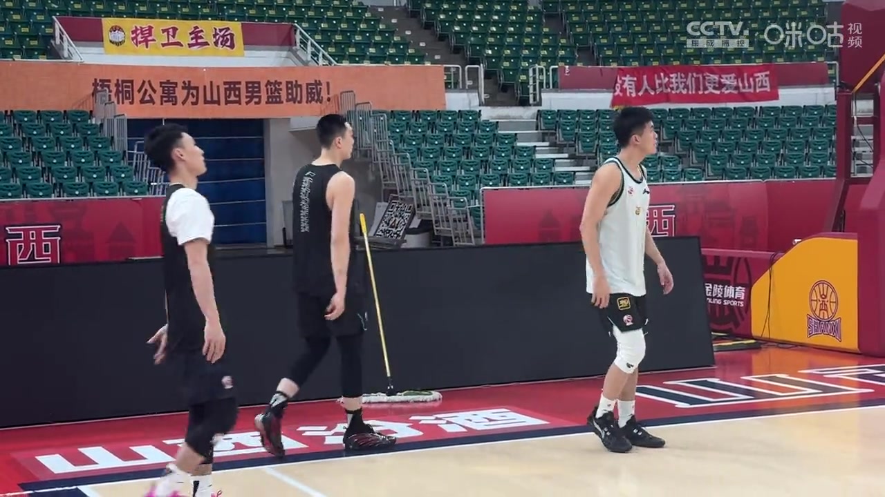 晋粤大战即将打响！徐杰胡明轩黄荣奇赛前苦练底角三分