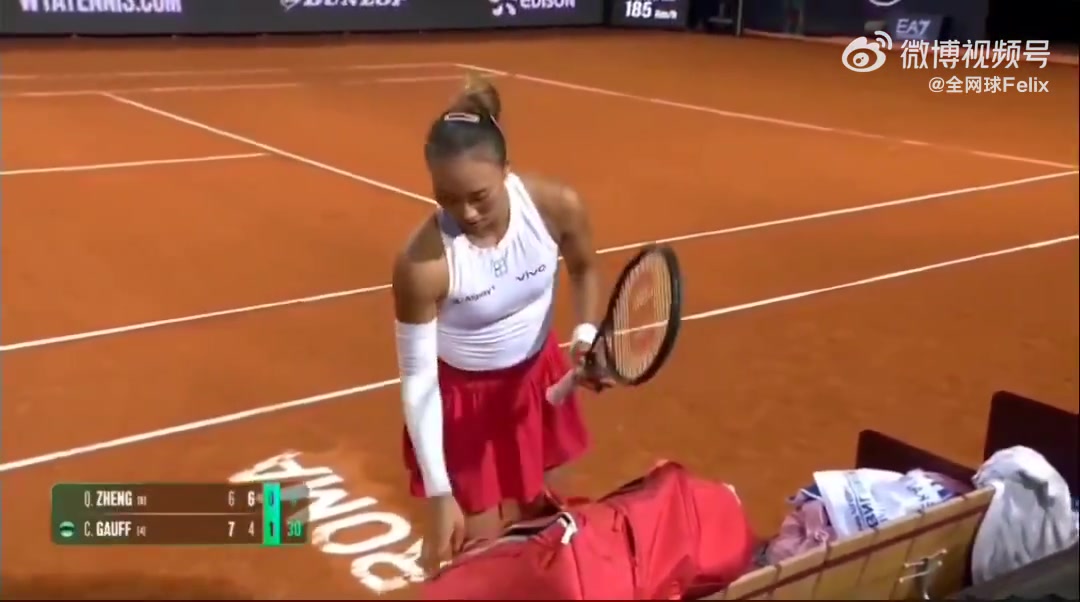 搞笑一幕！郑钦文场边换球拍，高芙“忘我”发球